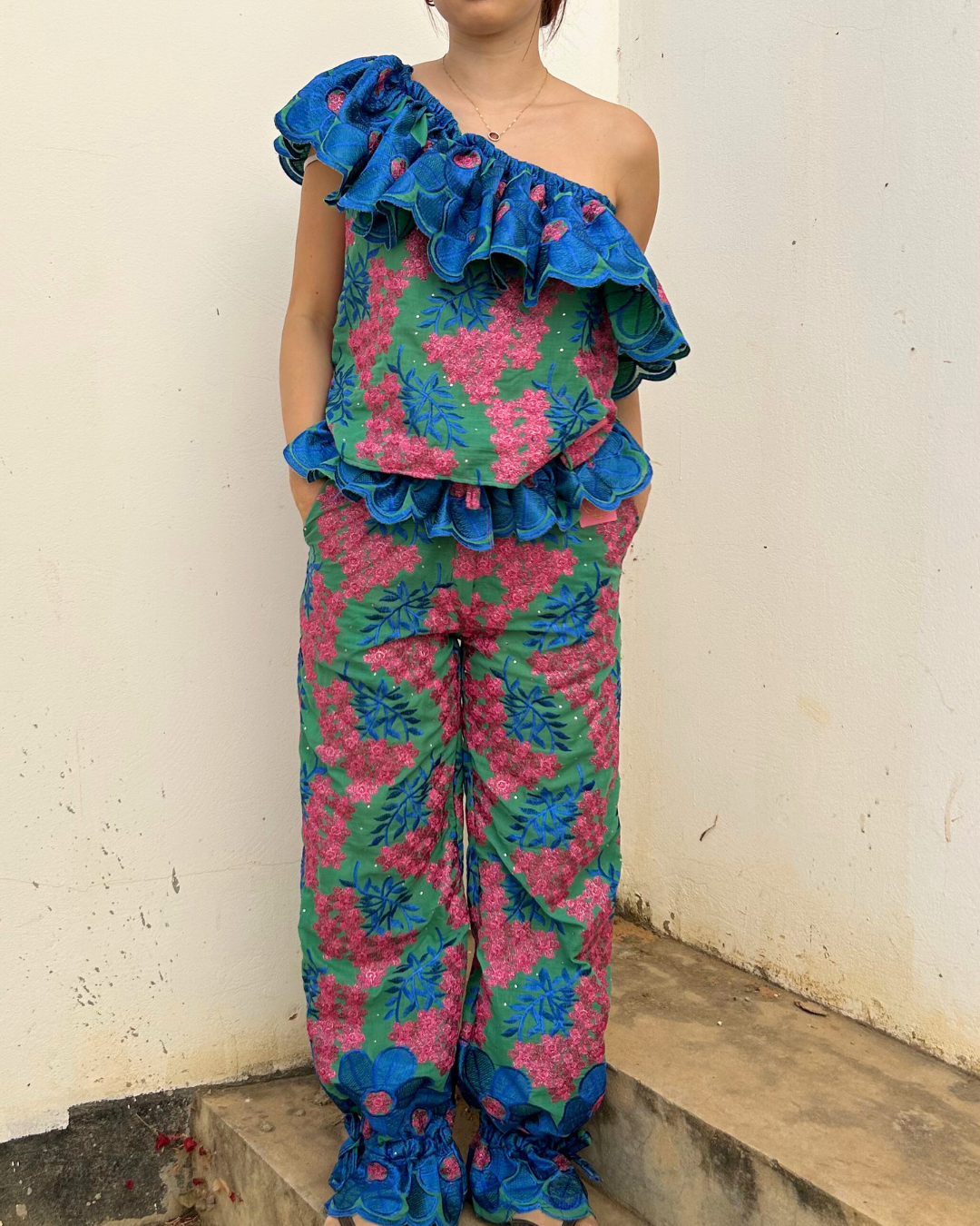 Ensemble - One shoulder