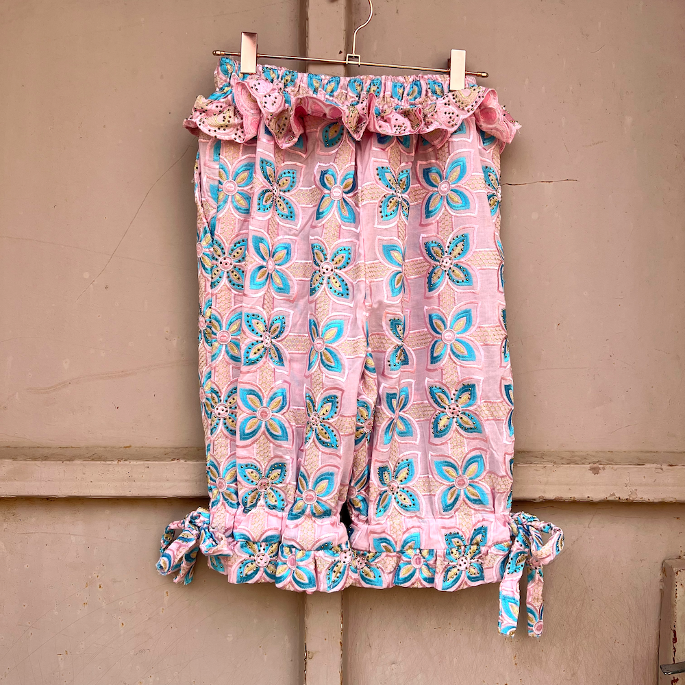 ビジュー付き刺繍ショーツ (Size S)